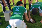 Jogadores tapam buraco em jogo em Espanha
