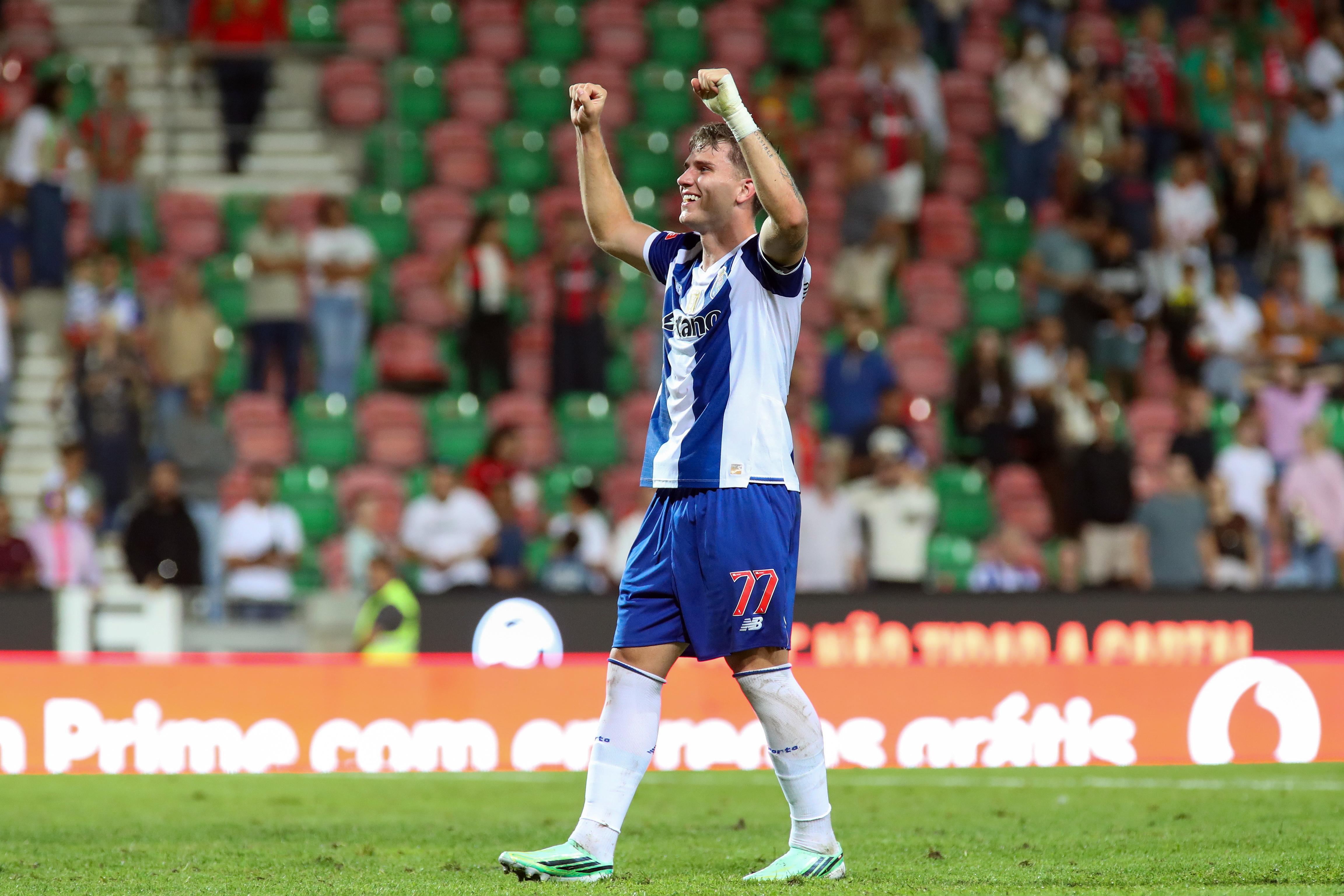 Pietuszewski vai ganhando confiança e índices físicos. Na Madeira, foi o herói do FC Porto — Foto: Hélder Santos