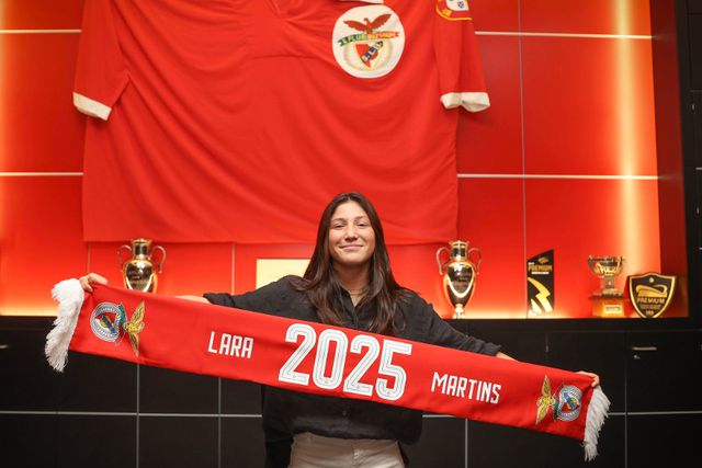 OFICIAL: Lara Martins assina contrato profissional com o Benfica
