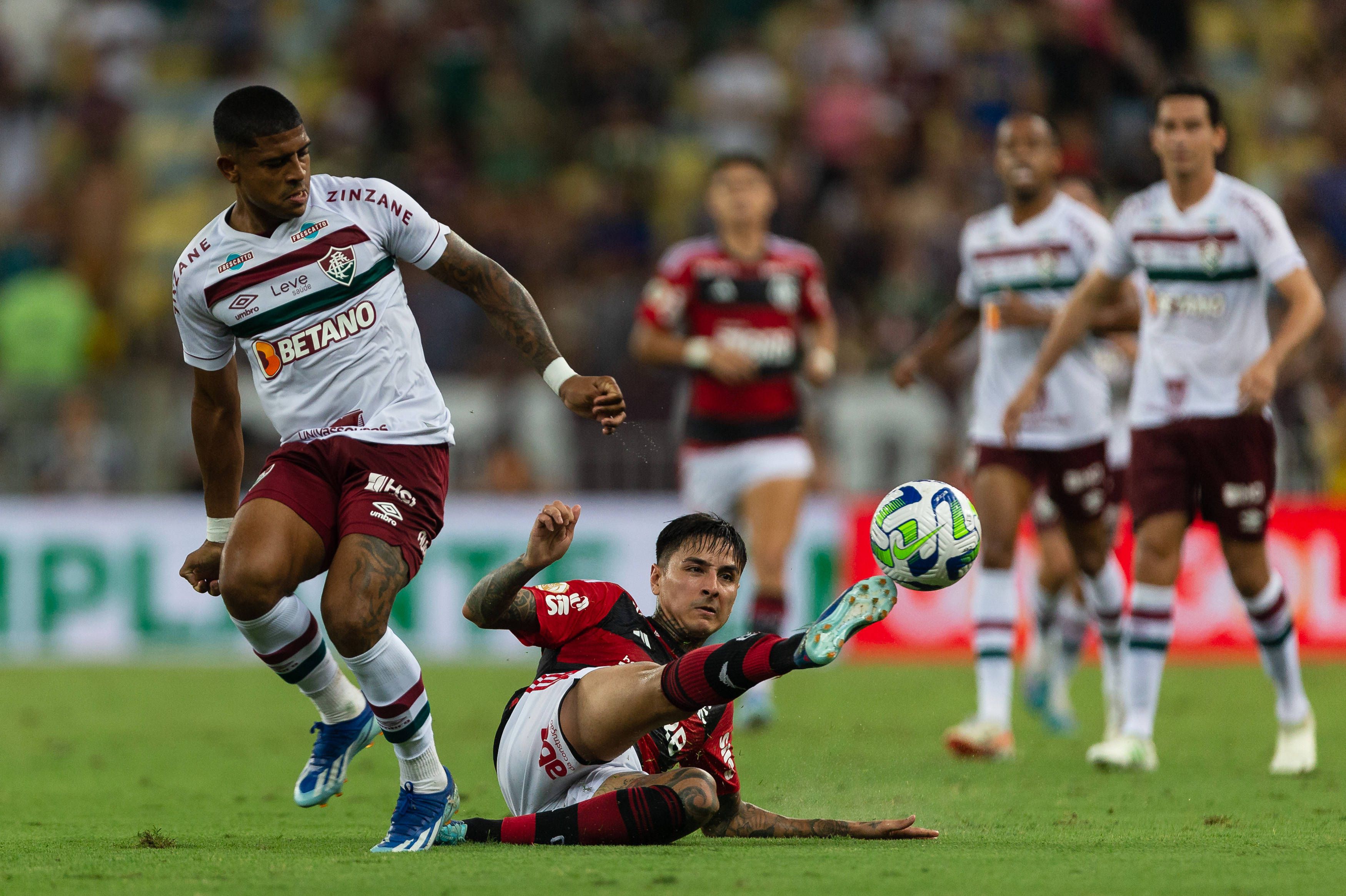 Flamengo empata com Fluminense e se afasta dos líderes do