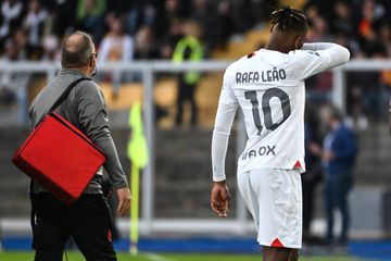 Baixa na Seleção? Rafael Leão sai lesionado no Lecce-Milan