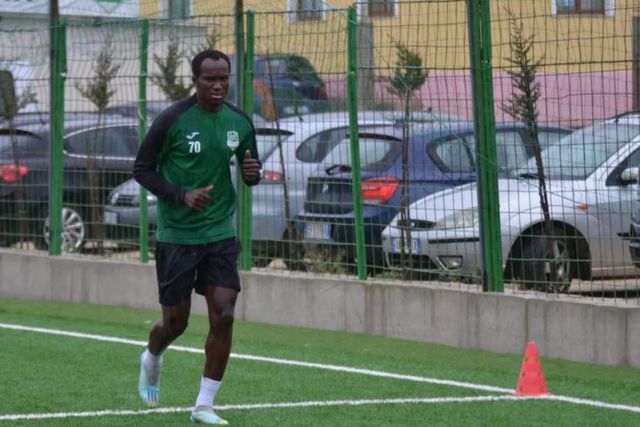 Avançado ganês morre em campo em jogo na Albânia