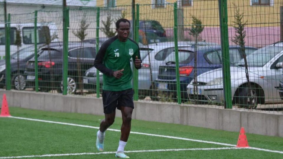 Avançado ganês morre em campo em jogo na Albânia