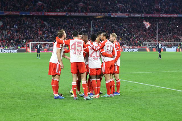 Bayern pressiona liderança e Dortmund é surpreendido