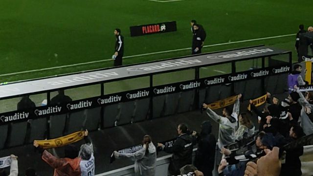 Adeptos do Vitória de Guimarães lançam tochas no jogo com FC Porto