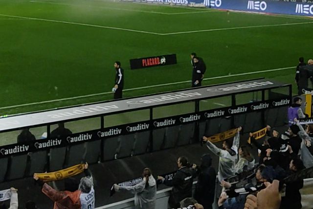 Adeptos do Vitória de Guimarães lançam tochas no jogo com FC Porto