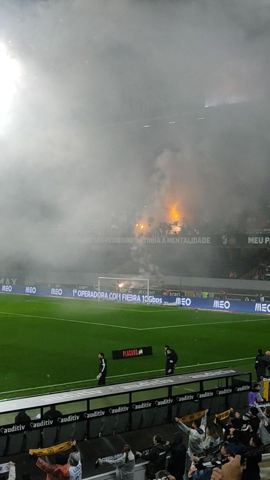 Adeptos do Vitória de Guimarães lançam tochas no jogo com FC Porto