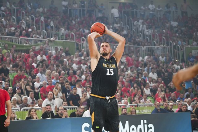 NBA: Jokic volta a brilhar nos Nuggets, Lakers regressam às vitórias