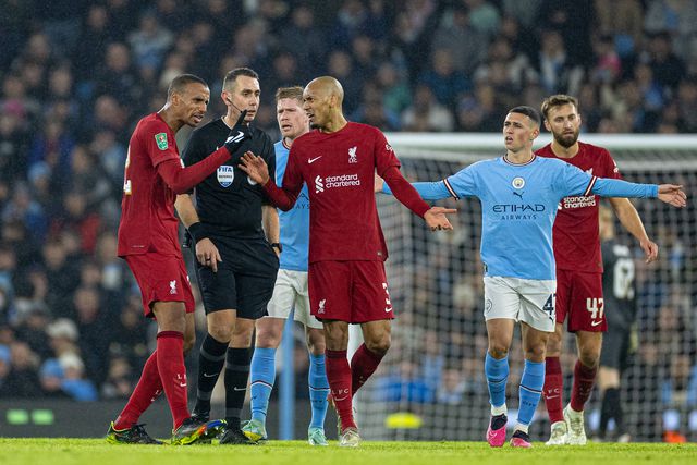 Após ofensas ao Liverpool e a Klopp, árbitro inglês apanhado a snifar pó branco