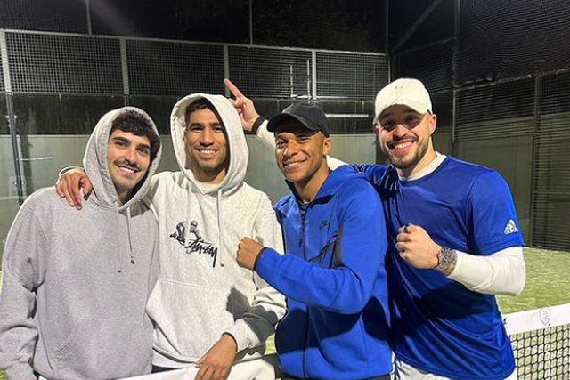 Fora da seleção, Mbappé aproveita para jogar padel e FC com ex-colegas