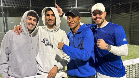 Fora da seleção, Mbappé aproveita para jogar padel e FC com ex-colegas