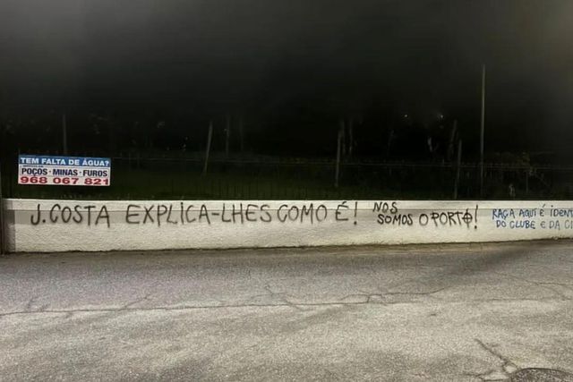 FC Porto: muro perto do Olival com mensagem de contestação