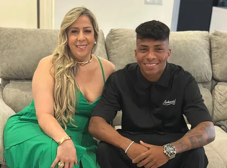 Aldia de Silva Almeida com o filho Alisson Santos - Foto: D. R.