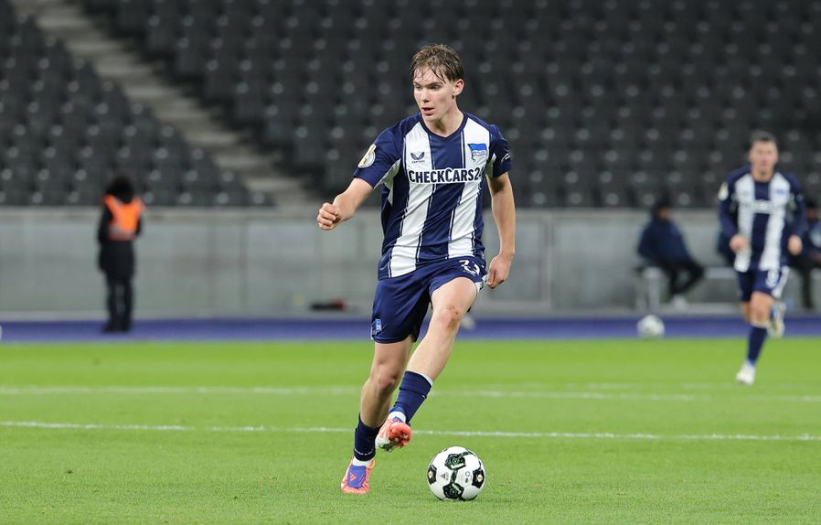Kennet Eichhorn, de apenas 16 anos, soma, esta época, 10 jogos pela equipa principal do Hertha Berlim 