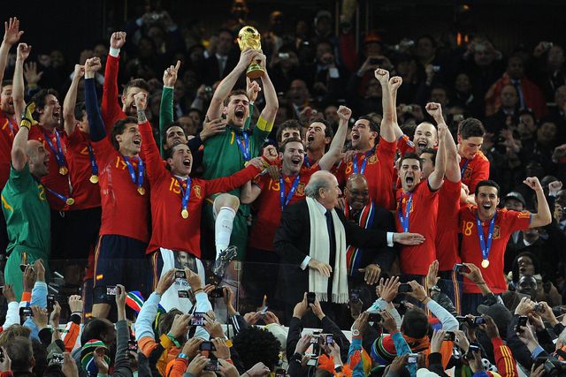 Iker Casillas ergue troféu de campeão do Mundo conquistado por Espanha, em 2010, na África do Sul