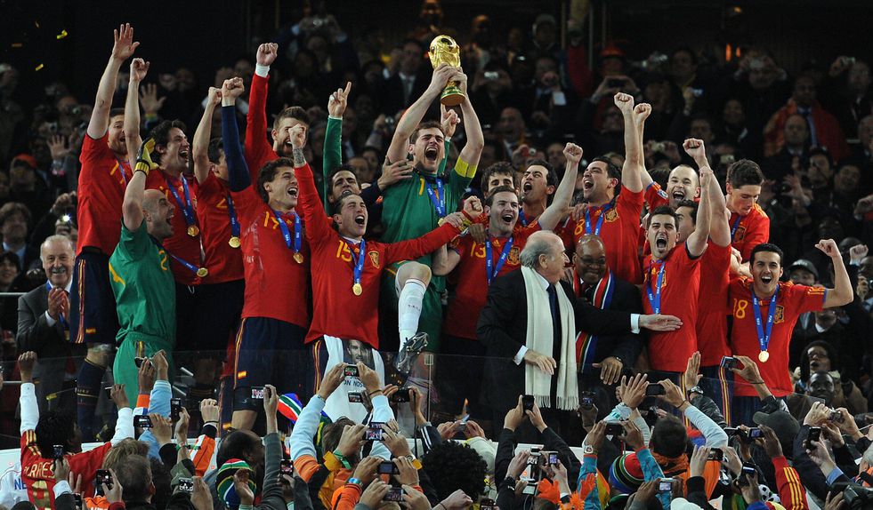 Iker Casillas ergue troféu de campeão do Mundo conquistado por Espanha, em 2010, na África do Sul