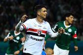 Oscar a representar o São Paulo num jogo com o Palmeiras, de Abel Ferreira, no Brasileirão