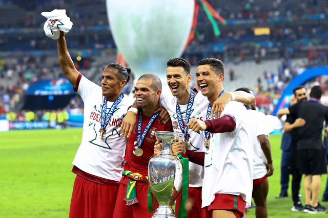 José Fonte ao lado de Bruno Alves, Pepe e Cristiano Ronaldo com o troféu do Euro 2016