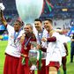 José Fonte ao lado de Bruno Alves, Pepe e Cristiano Ronaldo com o troféu do Euro 2016