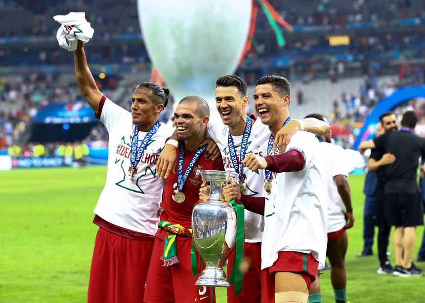 José Fonte ao lado de Bruno Alves, Pepe e Cristiano Ronaldo com o troféu do Euro 2016
