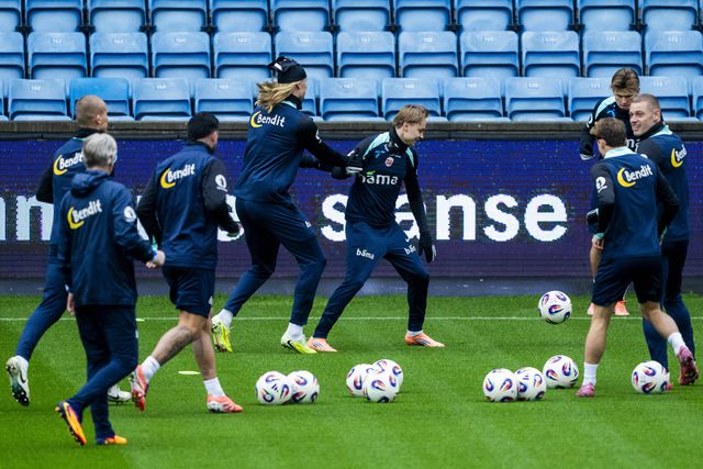 Haaland brinca com Schjelderup no treino da Noruega