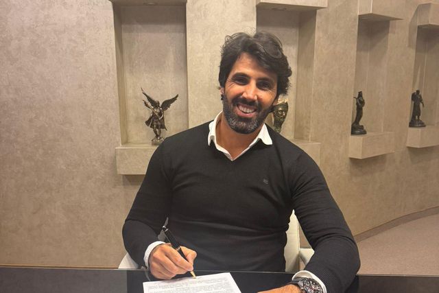 Filipe Coelho a assinar contrato - Foto: Universitatea Craiova