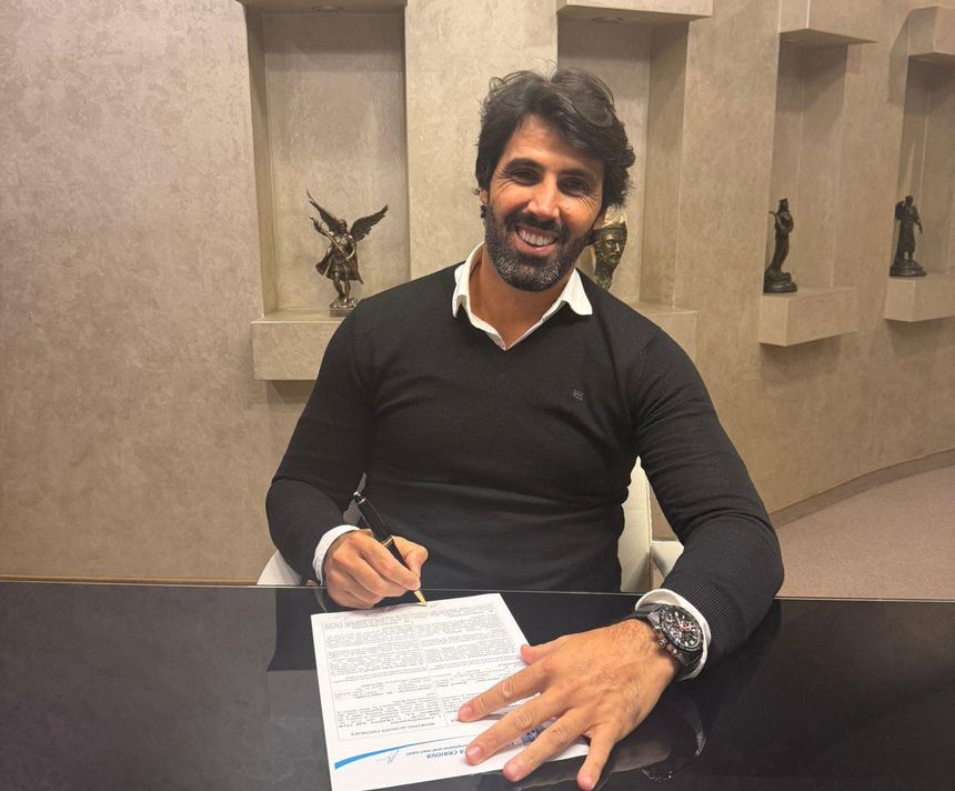 Filipe Coelho a assinar contrato - Foto: Universitatea Craiova