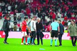 José Mourinho e Mário Branco (à direita) protestaram contra Gustavo Correia no fim do jogo com o Casa Pia. Diretor geral 
foi expulso ainda no relvado Foto — Sérgio Miguel Santos