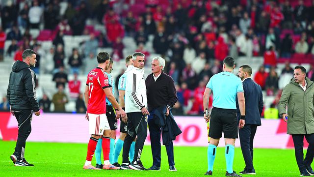 José Mourinho e Mário Branco (à direita) protestaram contra Gustavo Correia no fim do jogo com o Casa Pia. Diretor geral 
foi expulso ainda no relvado Foto — Sérgio Miguel Santos