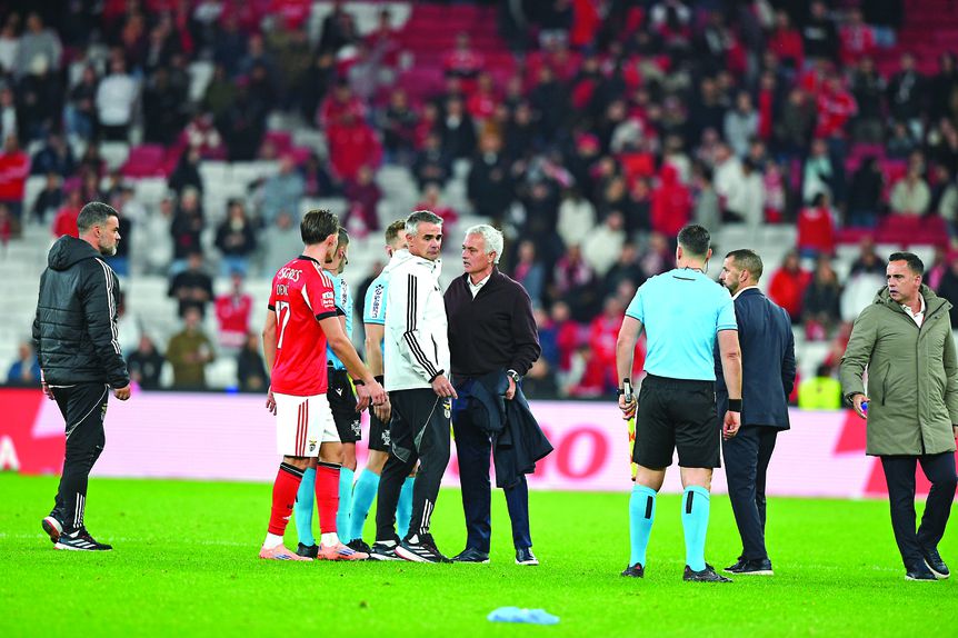 José Mourinho e Mário Branco (à direita) protestaram contra Gustavo Correia no fim do jogo com o Casa Pia. Diretor geral 
foi expulso ainda no relvado Foto — Sérgio Miguel Santos