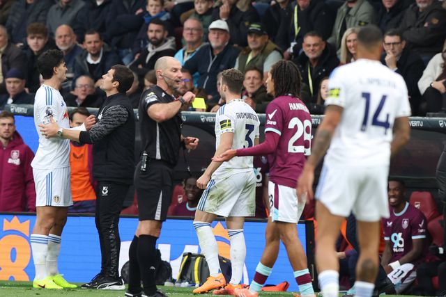 Hannibal Mejbri a ser amarelado pelo árbitro no Burnley-Leeds