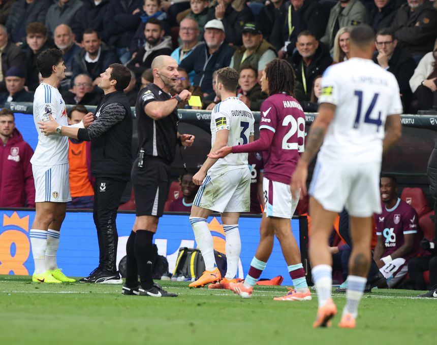 Hannibal Mejbri a ser amarelado pelo árbitro no Burnley-Leeds