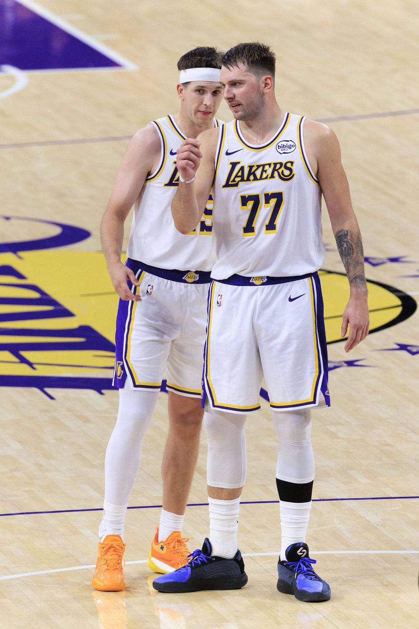 Austin Reaves e Luka Doncic