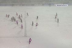 E este golo de bicicleta em pleno nevão?!