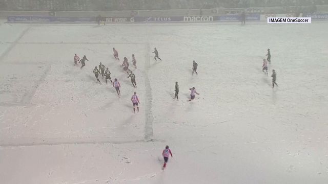 E este golo de bicicleta em pleno nevão?!