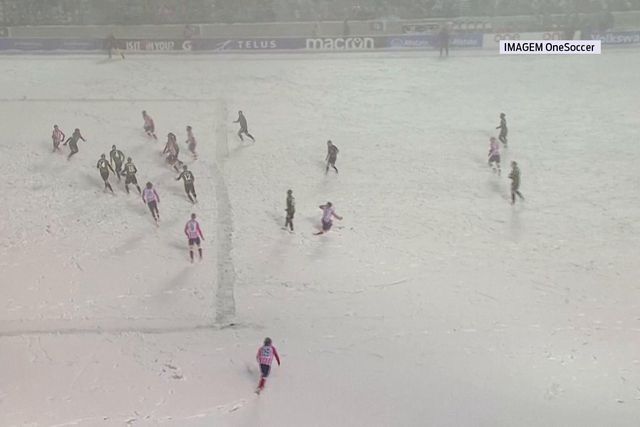 E este golo de bicicleta em pleno nevão?!