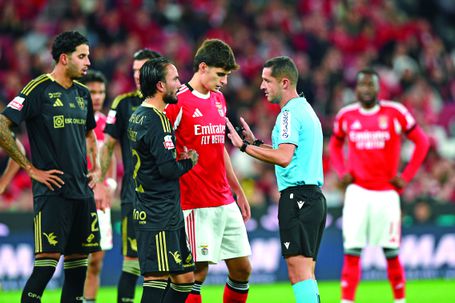 Gustavo Correia afasta António Silva e Seba Pérez no jogo entre Benfica e Casa Pia (2-2), domingo, no Estádio da Luz