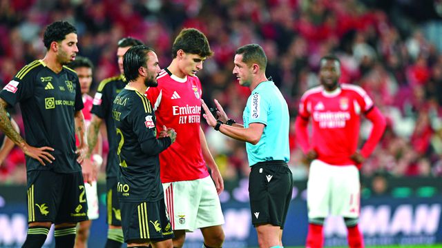 Gustavo Correia afasta António Silva e Seba Pérez no jogo entre Benfica e Casa Pia (2-2), domingo, no Estádio da Luz
