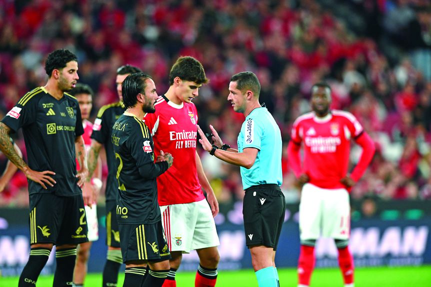 Gustavo Correia afasta António Silva e Seba Pérez no jogo entre Benfica e Casa Pia (2-2), domingo, no Estádio da Luz