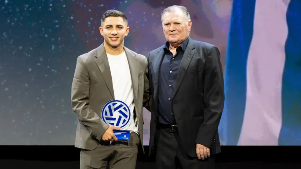 Yeremay Hernández recebeu  distinção das mãos de José Antonio Camacho - Foto: X/RC Deportivo