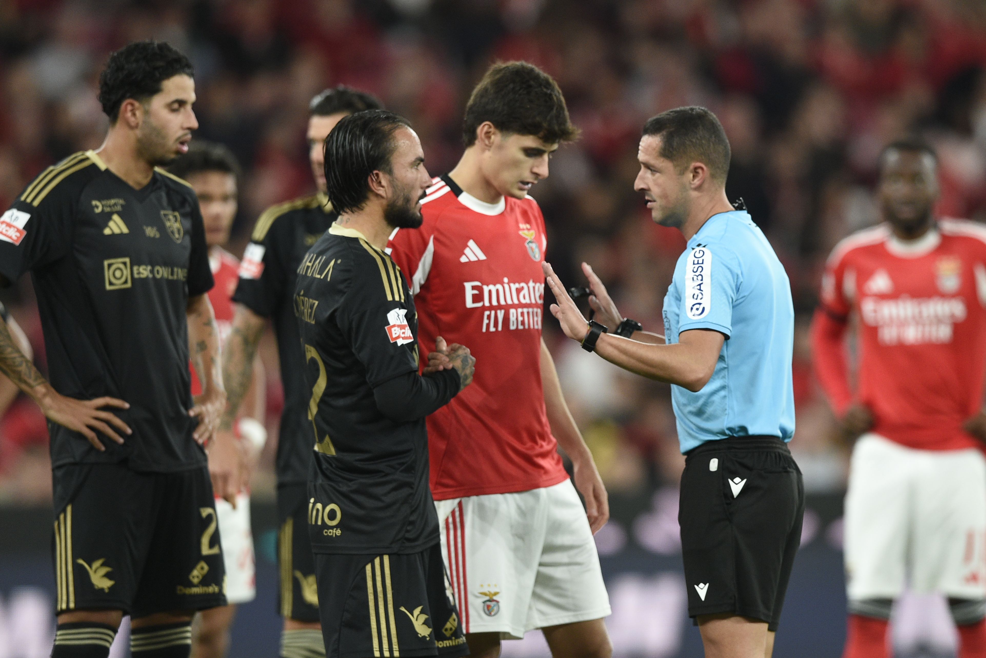 Gustavo Correia afasta António Silva e Seba Pérez no jogo entre Benfica e Casa Pia (2-2), domingo, no Estádio da Luz — Foto: Sérgio Miguel Santos