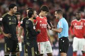 Gustavo Correia afasta António Silva e Seba Pérez no jogo entre Benfica e Casa Pia (2-2), domingo, no Estádio da Luz — Foto: Sérgio Miguel Santos