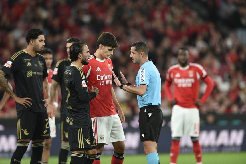 Gustavo Correia afasta António Silva e Seba Pérez no jogo entre Benfica e Casa Pia (2-2), domingo, no Estádio da Luz — Foto: Sérgio Miguel Santos