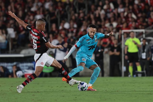 Neymar em ação frente ao Flamengo