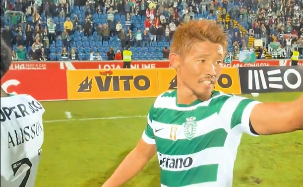 Morita filmado por Kuis Suárez em pleno relvado no final da vitória com o santa Clara - SPORTING CP