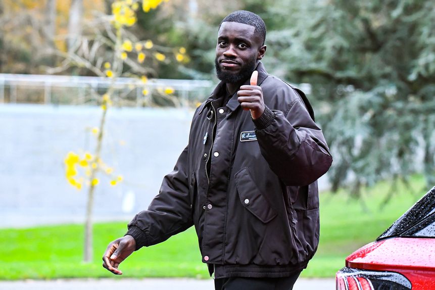 Dayot Upamecano, defesa-central do Bayern, na chegada ao estágio da seleção de França