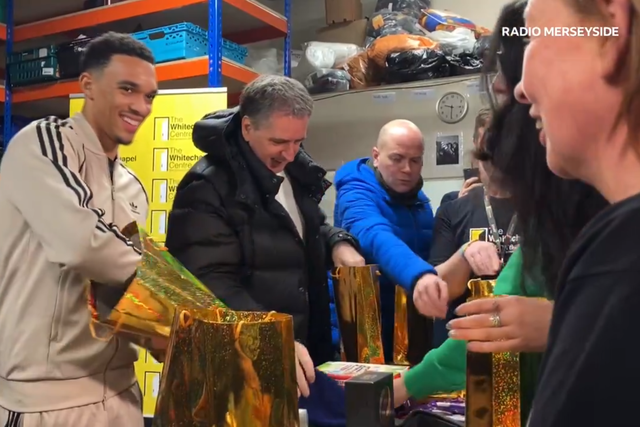 Em espírito natalício, Alexander-Arnold junta-se a causa solidária (vídeo)