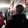 Rui Costa convive com adeptos do Benfica a caminho da Áustria