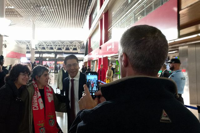 Rui Costa convive com adeptos do Benfica a caminho da Áustria