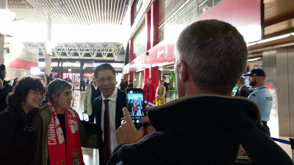 Rui Costa convive com adeptos do Benfica a caminho da Áustria